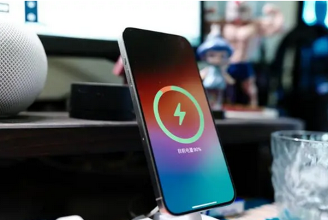 曲靖苹果15换屏服务分享用什么充电器给iPhone15充电更好 